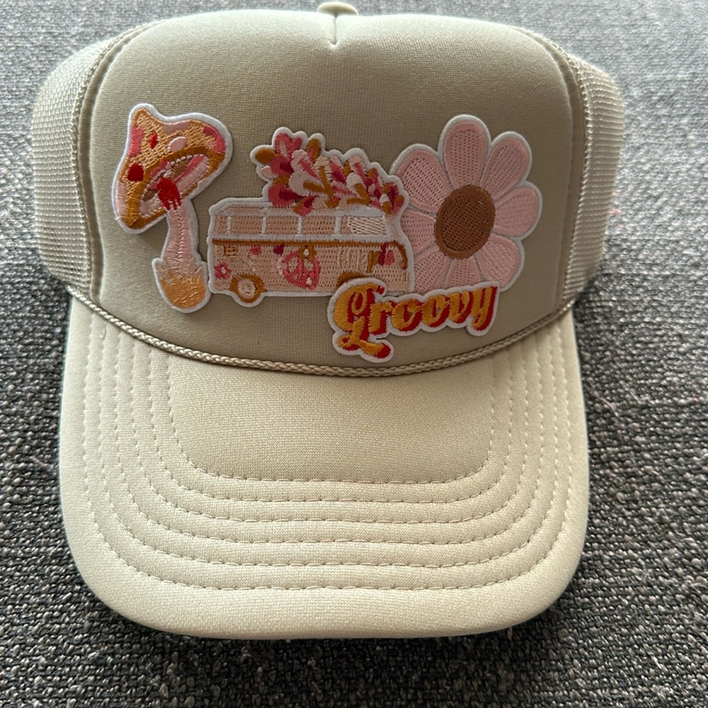 Groovy beige trucker hat